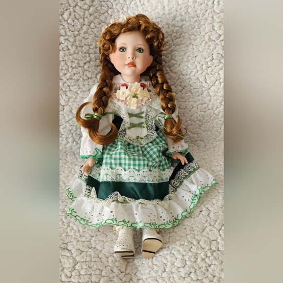 14" Paradise Galleries Porcelain Musical Doll - Picture 1 of 2